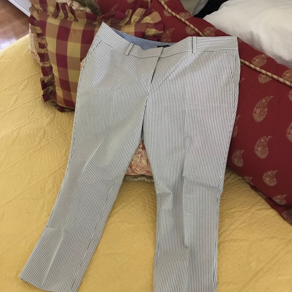 EUC Ann Taylor Navy seersucker capris. Size 14